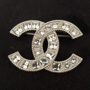 CHANEL CC logo brooch in silver tone